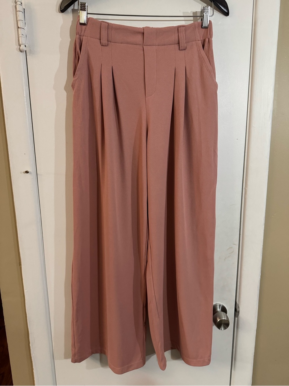HALARA Wide-Leg Pleated Pants in Rose